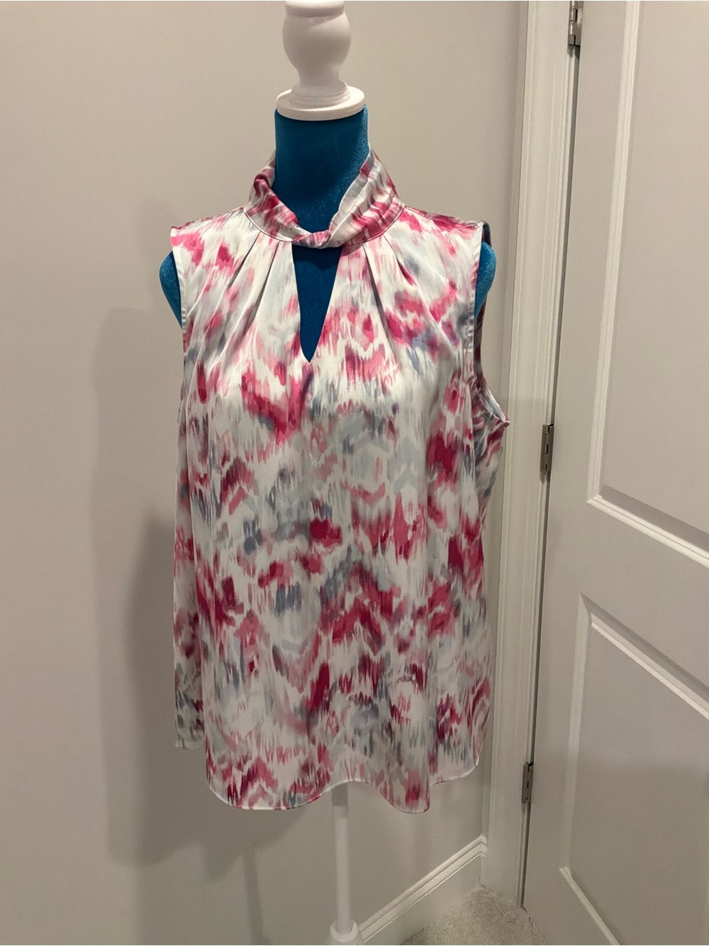 Halogen Pink & White Printed Sleeveless Keyhole Neck Top